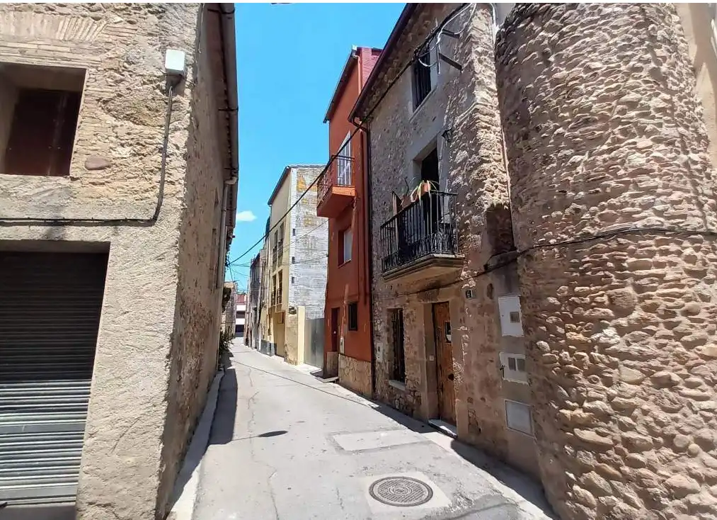 Vista exterior de Casa adosada en venda en Cabanes (Girona) amb Balcó