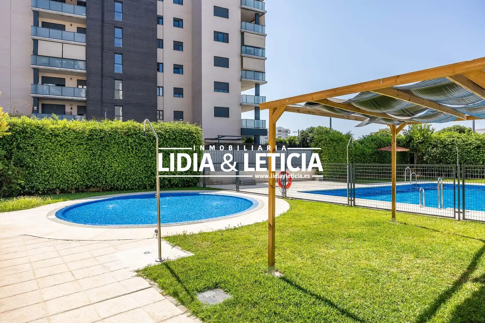 Flat with pool for sale in Entrenúcleos