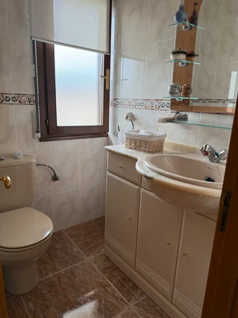 Baño de Casa adosada en venta en Grado con Calefacción, Jardín privado y Parquet
