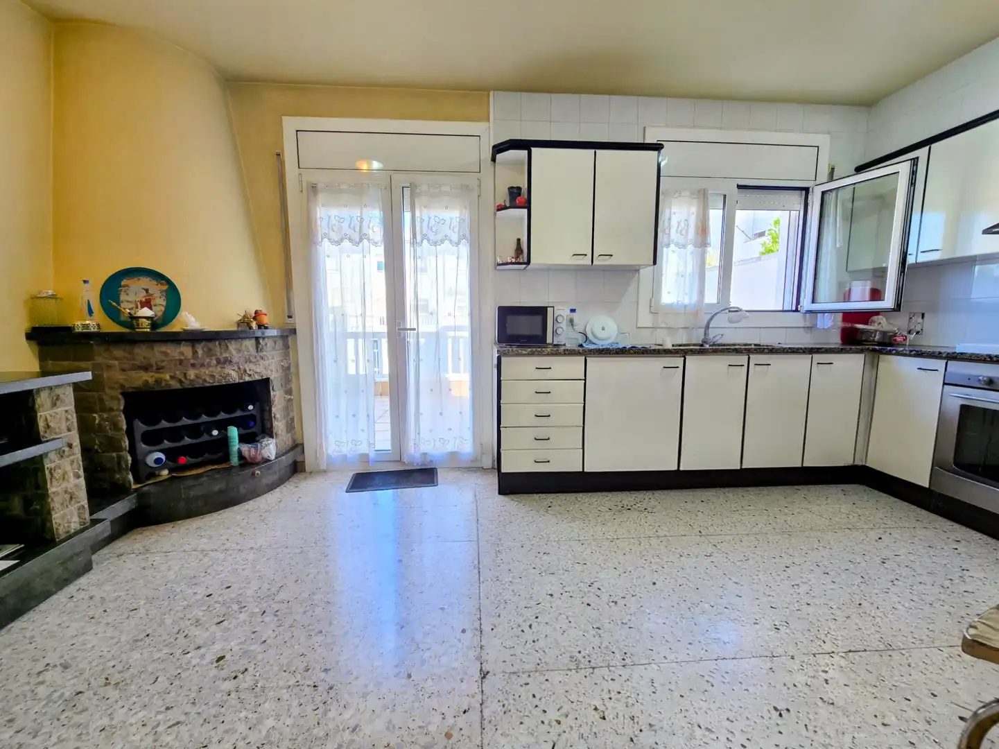 Küche von Einfamilien-Reihenhaus zum Verkauf in Manlleu mit Heizung, Privatgarten und Terrasse