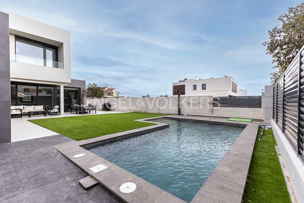 Piscina de Casa o xalet en venda en Castellón de la Plana / Castelló de la Plana amb Aire condicionat, Calefacció i Jardí privat