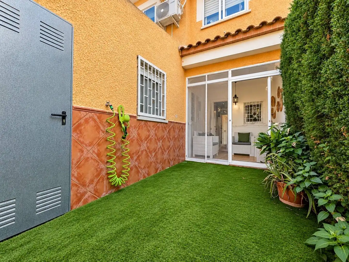 Terrassa de Casa o xalet en venda en San Vicente del Raspeig / Sant Vicent del Raspeig amb Aire condicionat, Jardí privat i Piscina comunitària