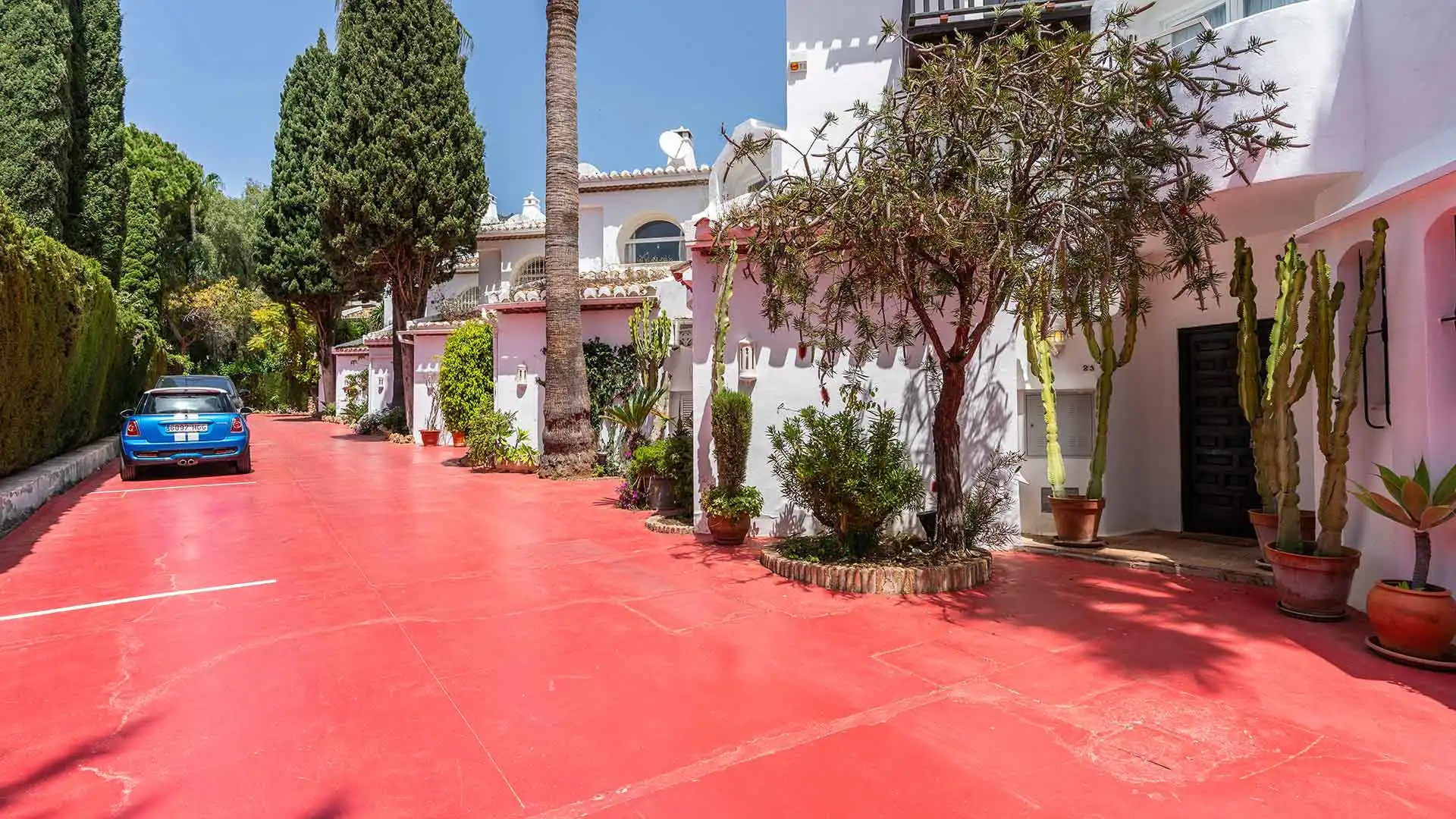 Vista exterior de Casa adosada en venda en Marbella amb Aire condicionat, Jardí privat i Terrassa