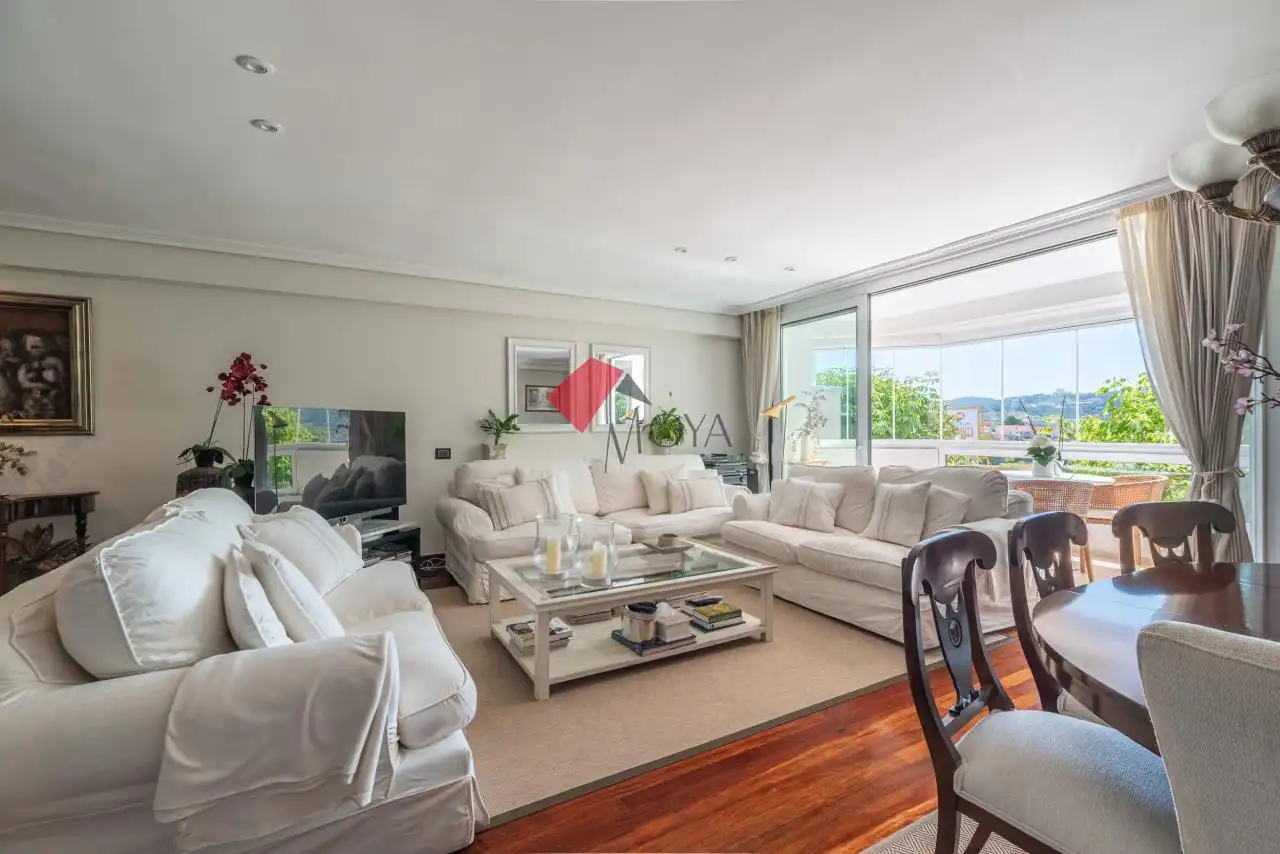 Wohnzimmer von Wohnung zum Verkauf in Vigo  mit Heizung, Parkett und Abstellraum
