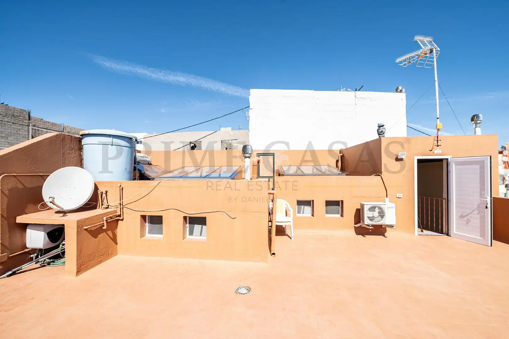 Vista exterior de Casa adosada en venda en Santa Lucía de Tirajana amb Aire condicionat, Terrassa i Moblat