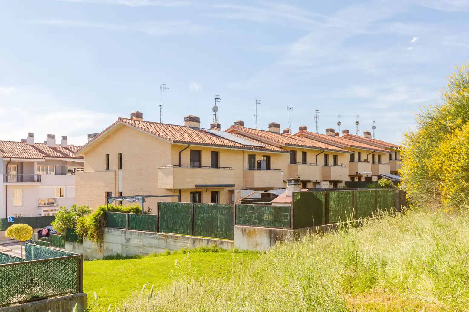 Vista exterior de Casa adosada en venta en Valle de Elorz / Elortzibar con Aire acondicionado, Calefacción y Jardín privado