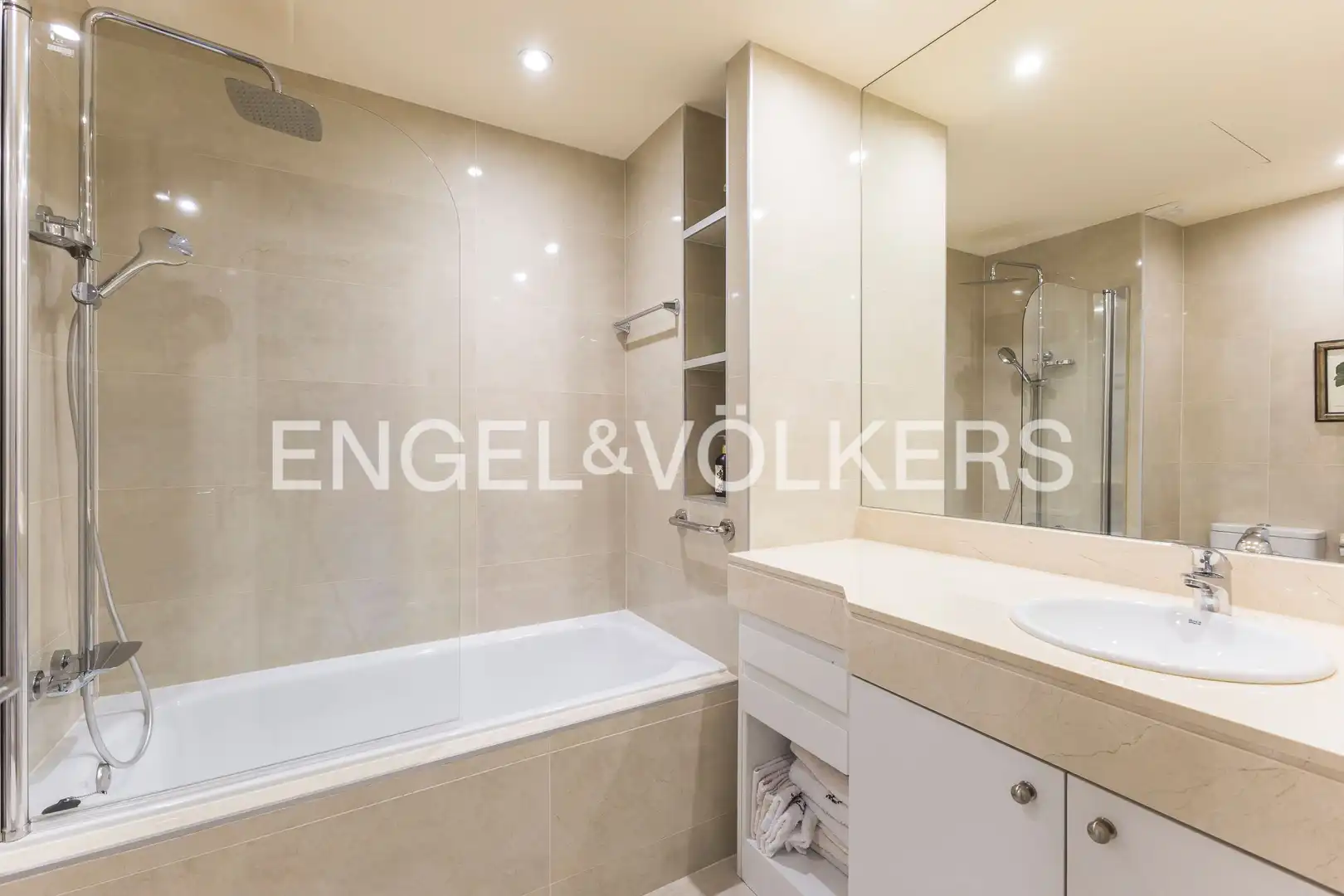 Badezimmer von Wohnung zum Verkauf in Madrid mit Klimaanlage, Heizung und Parkett