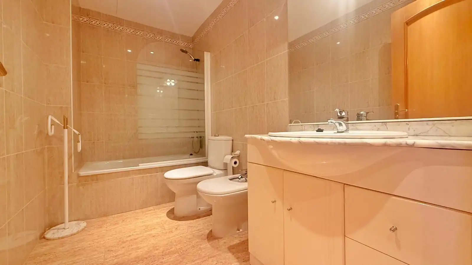Baño de Casa adosada de alquiler en Cubelles con Calefacción, Terraza y Amueblado
