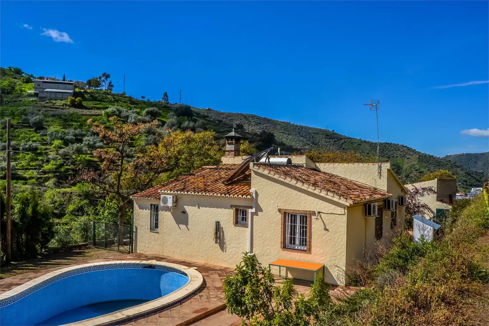 Vista exterior de Casa o chalet en venta en Arenas con Jardín privado, Terraza y Piscina