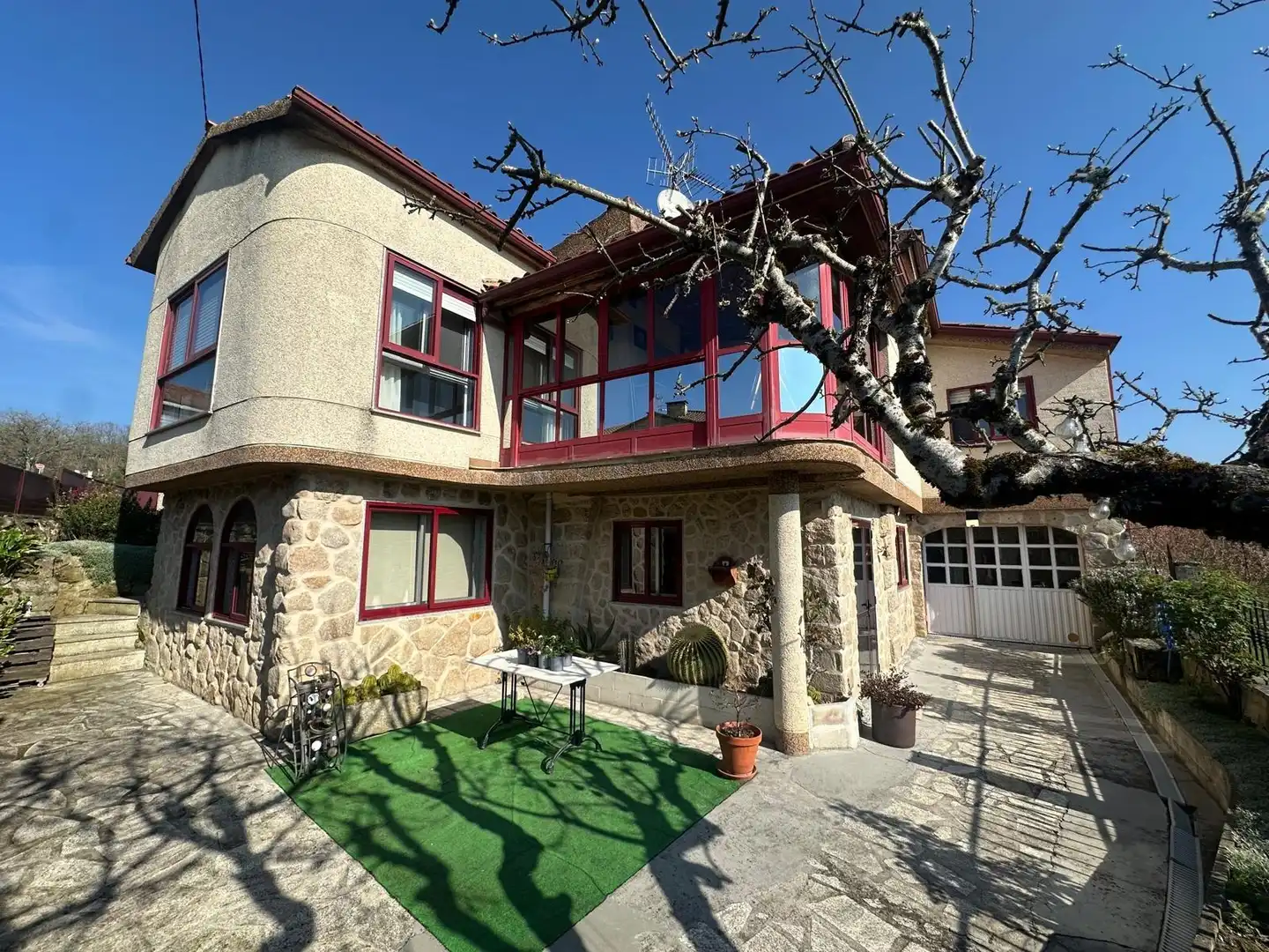 Vista exterior de Casa o xalet en venda en Allariz amb Calefacció, Jardí privat i Moblat