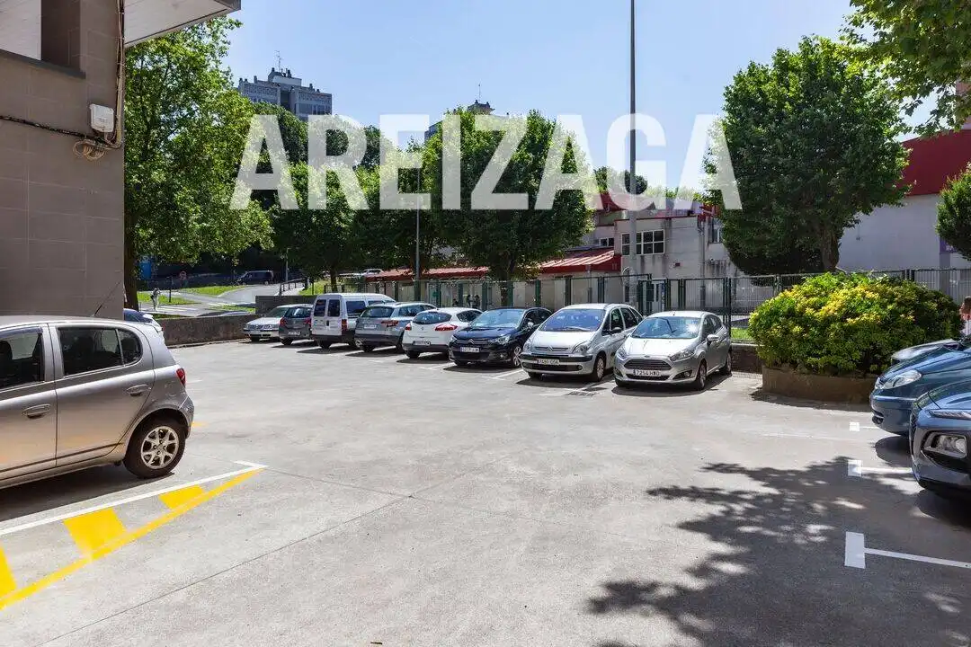 Aparcament de Pis en venda en Donostia - San Sebastián  amb Calefacció, Moblat i Balcó