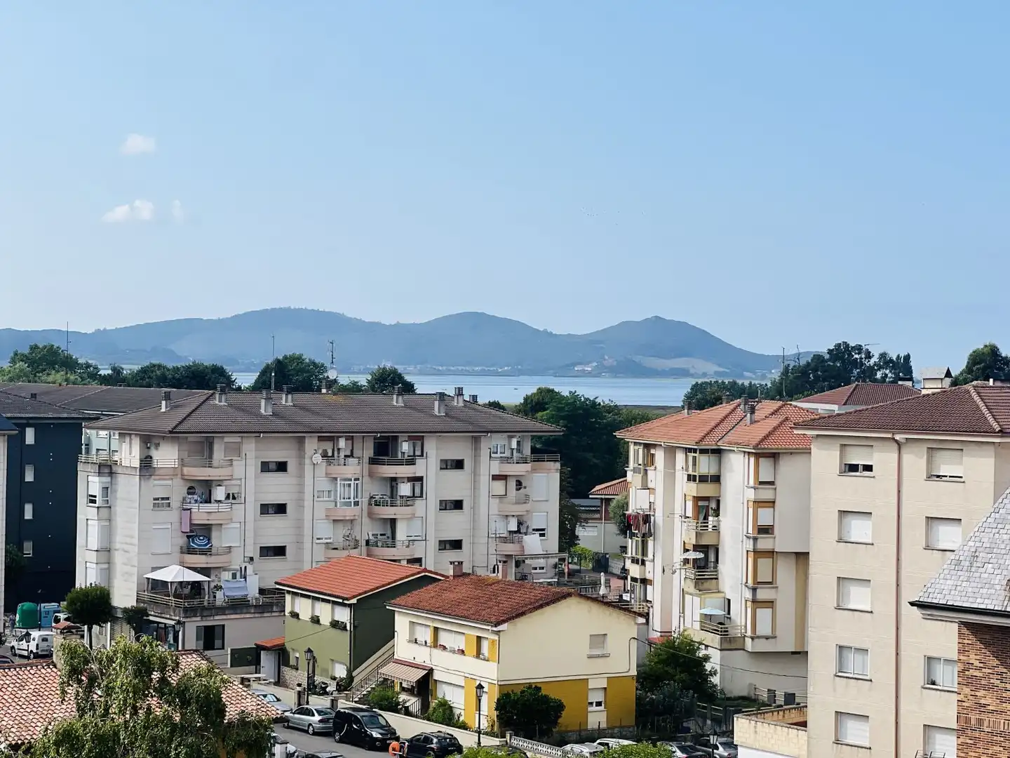 Außenansicht von Wohnung zum Verkauf in Colindres mit Heizung, Terrasse und Abstellraum