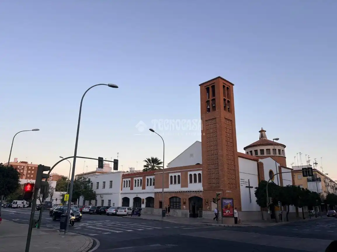 Vista exterior de Local en venda en Sevilla