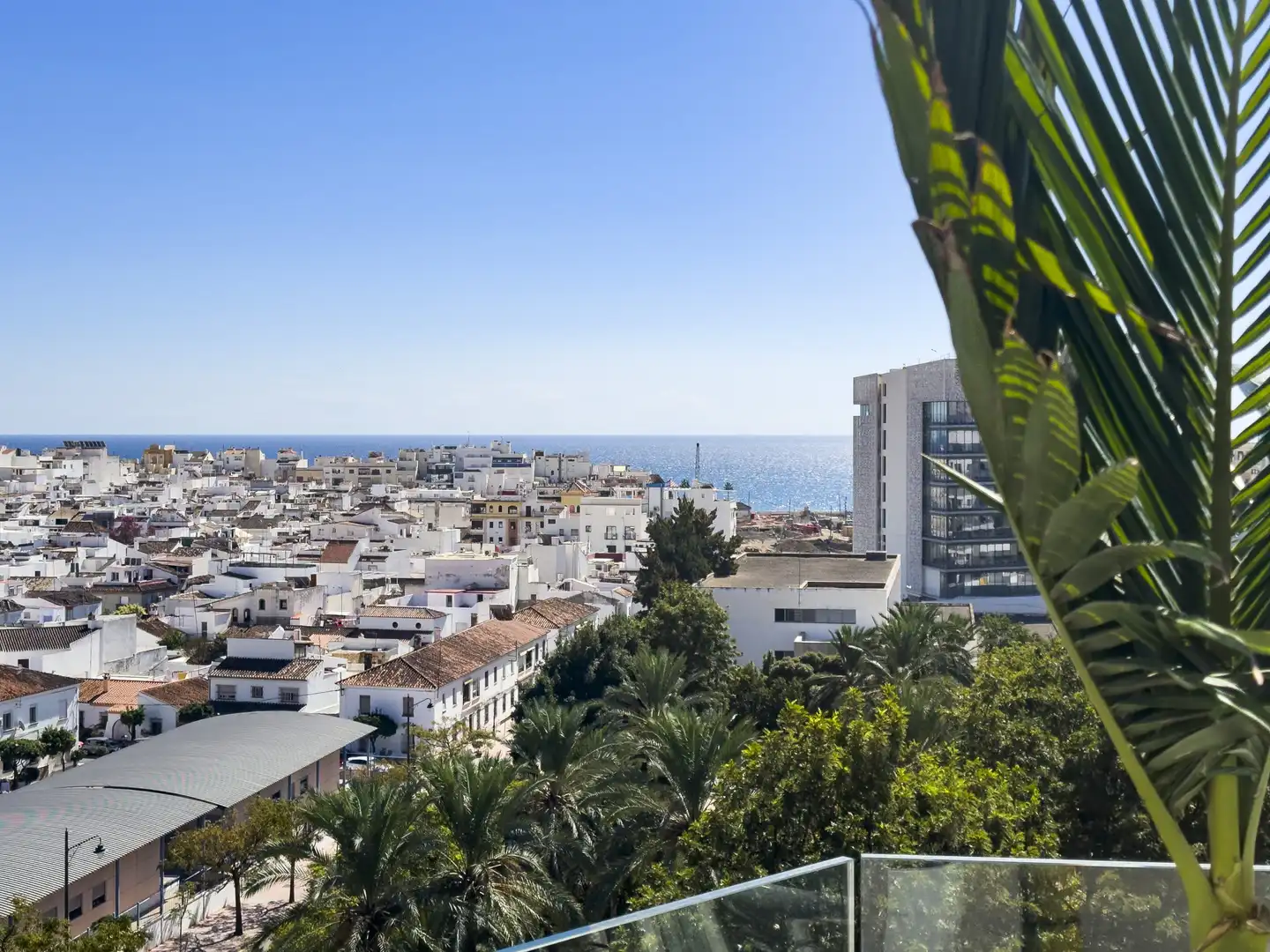 Vista exterior de Ático en venta en Estepona con Calefacción, Terraza y Trastero