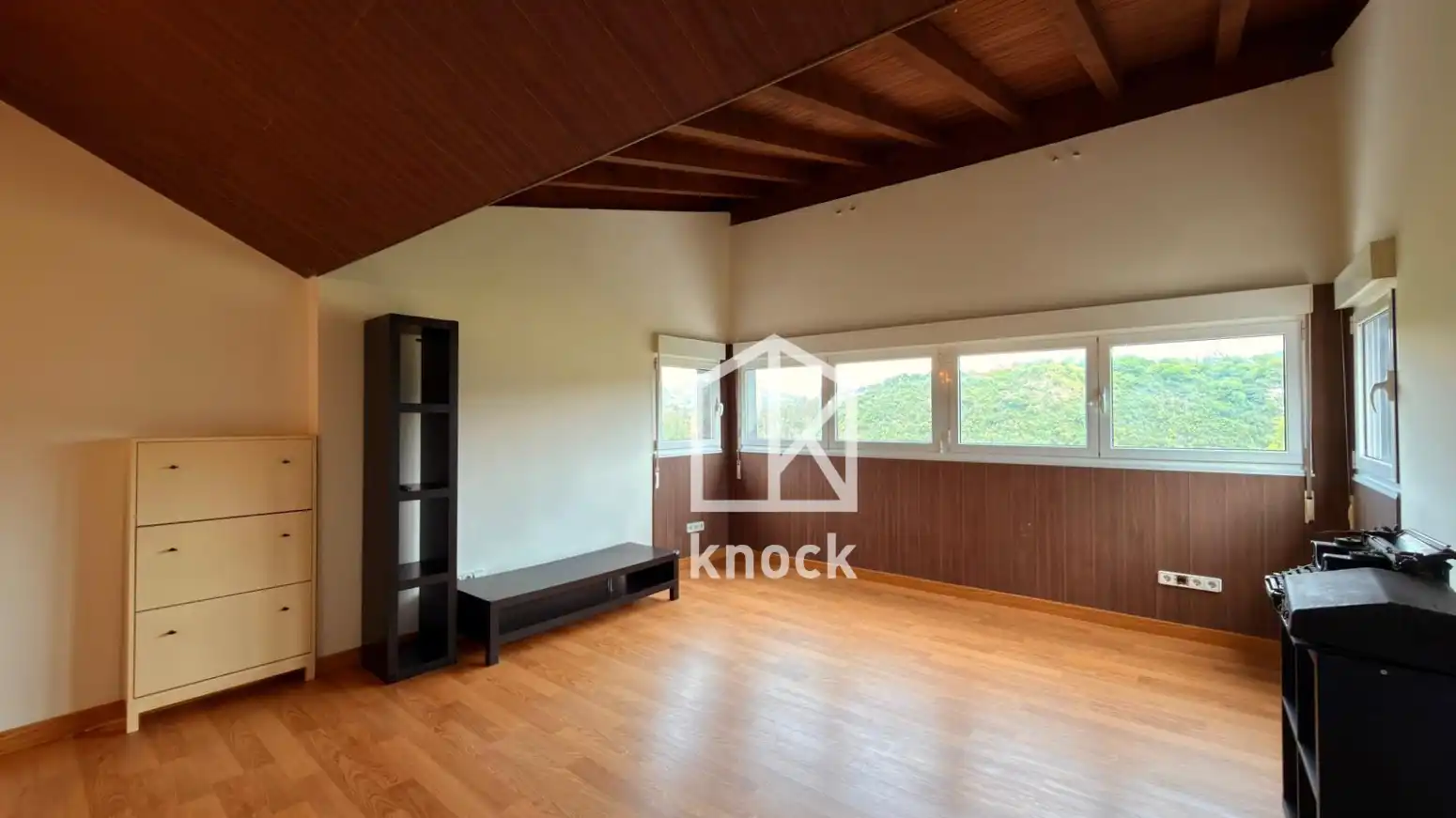 Sala d'estar de Casa o xalet en venda en Oviedo  amb Calefacció, Parquet i Terrassa