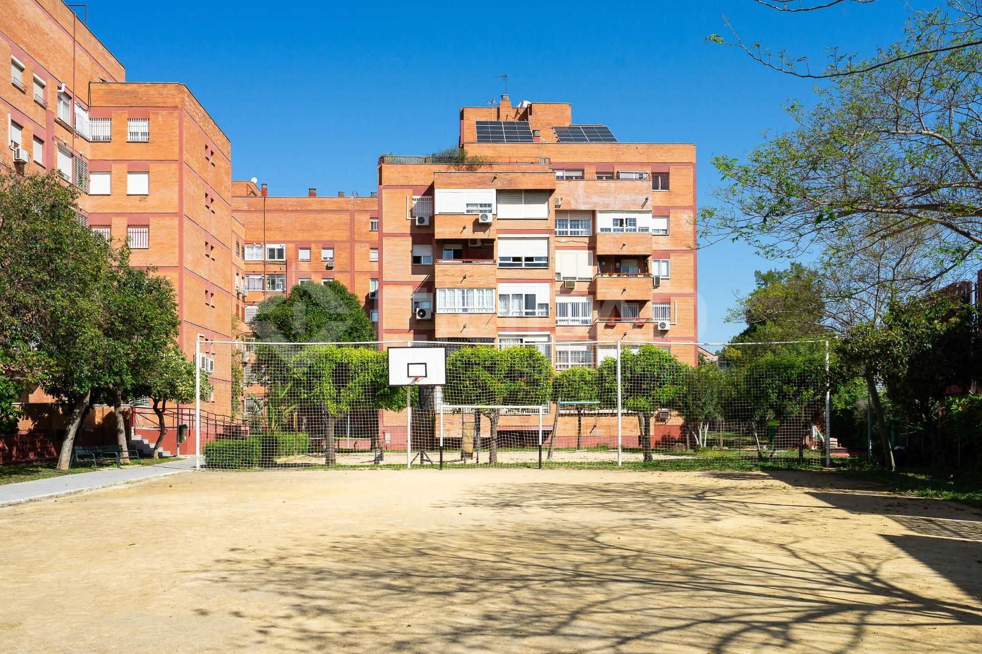 Exterior view of Attic for sale in  Sevilla Capital  with Air Conditioner, Private garden and Terrace
