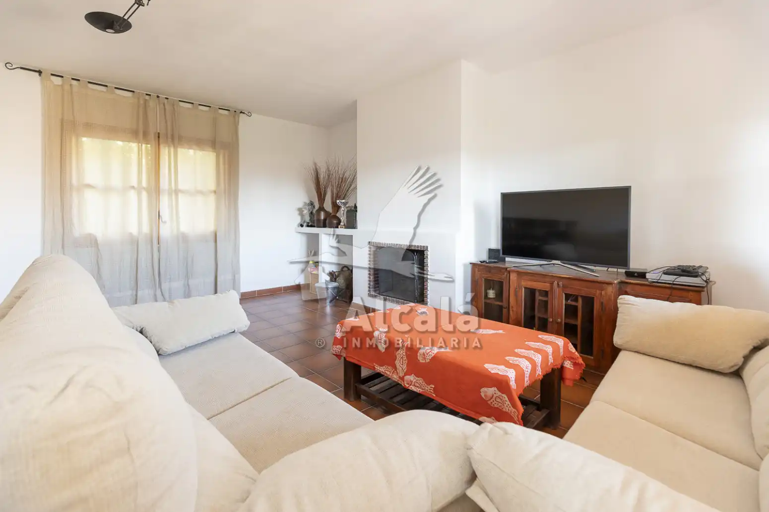 Sala d'estar de Casa adosada en venda en Alocén amb Calefacció