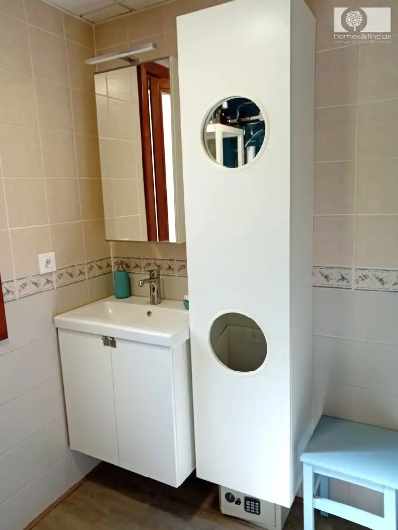 Badezimmer von Wohnung zum Verkauf in Ayamonte mit Klimaanlage, Privatgarten und Möbliert