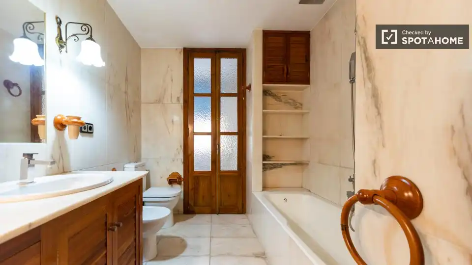 Baño de Piso de alquiler en Valencia con Aire acondicionado, Calefacción y Amueblado