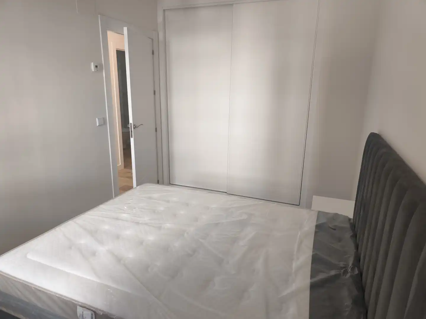 Habitación de Apartamento de alquiler en Gijón  con Calefacción, Parquet y Trastero