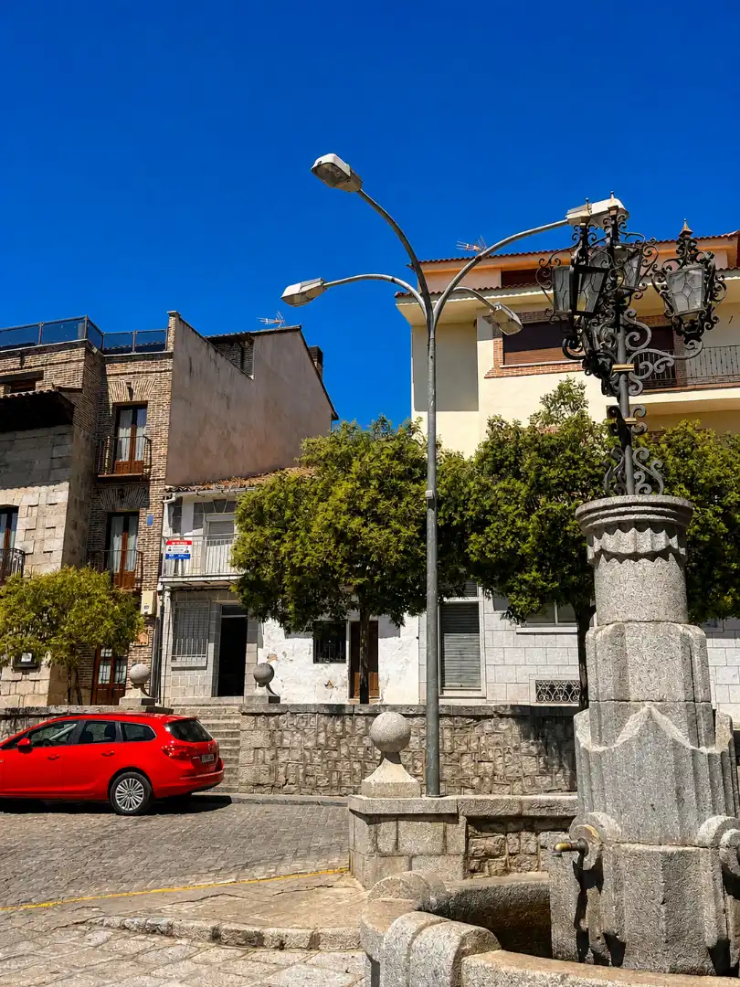 Vista exterior de Casa adosada en venda en El Hoyo de Pinares 
