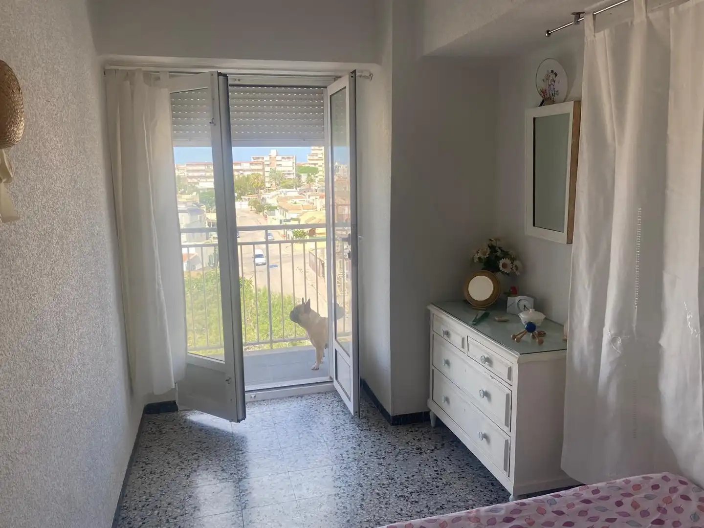 Habitación de Apartamento de alquiler en Torrevieja con Amueblado, Microondas y Balcón