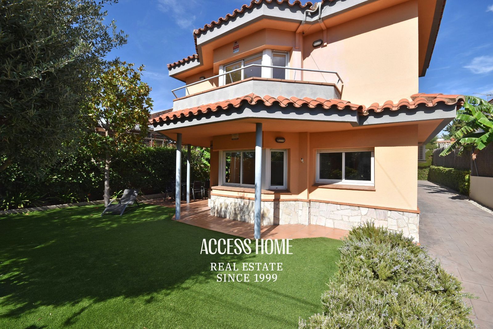 Exterior view of House or chalet for sale in El Masnou  with Air Conditioner, Heating and Terrace