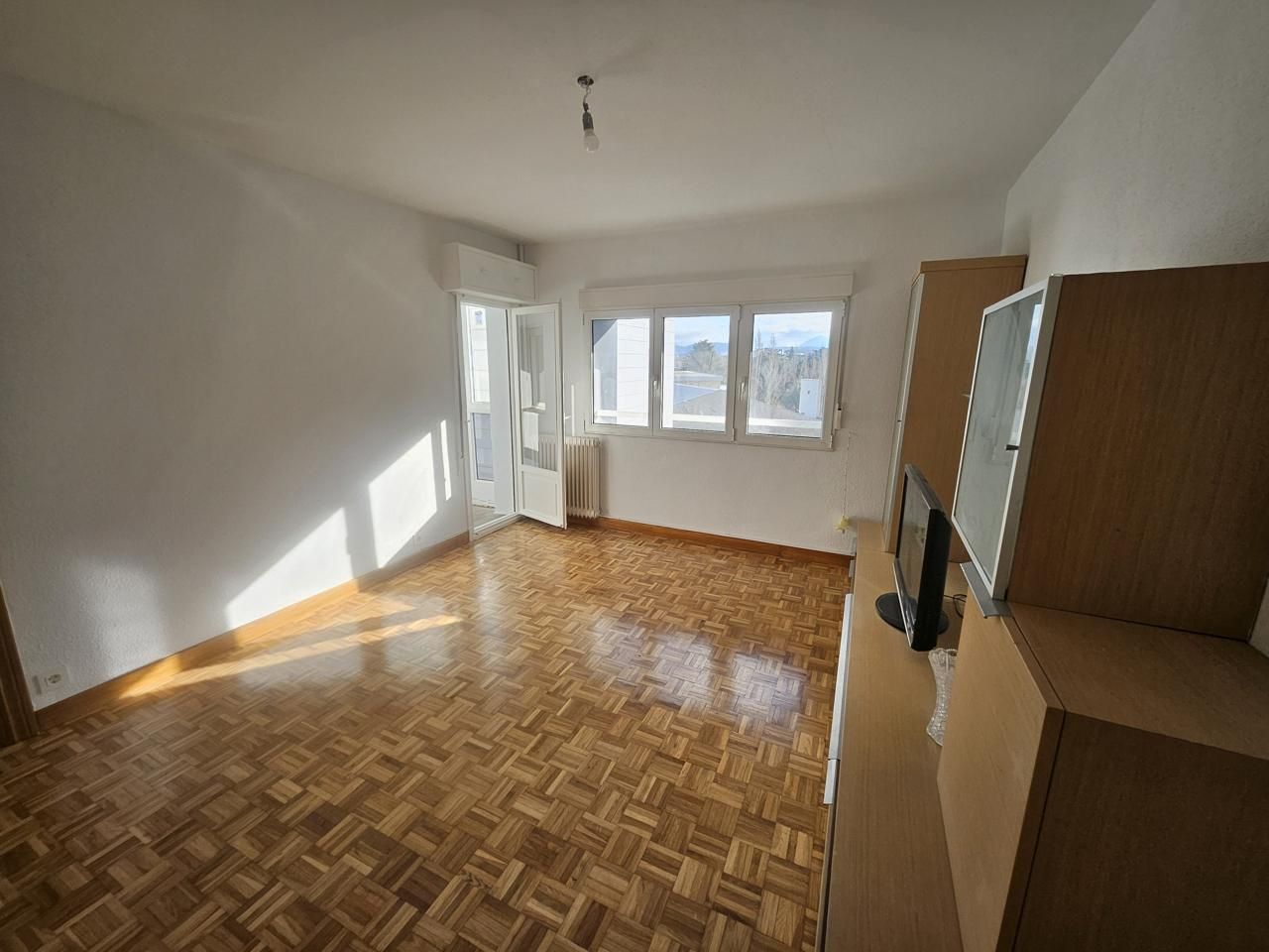 Sala de estar de Piso en venta en  Pamplona / Iruña con Calefacción, Parquet y Balcón