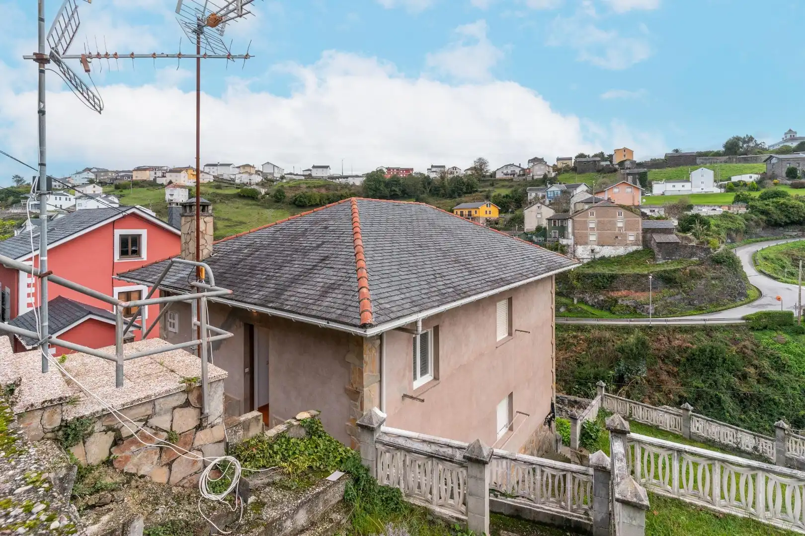 Vista exterior de Casa o xalet en venda en Coaña amb Calefacció, Jardí privat i Moblat