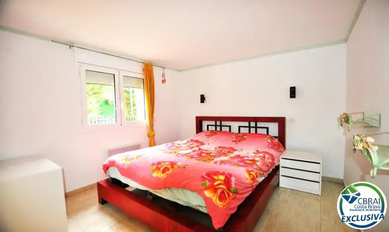 Schlafzimmer von Einfamilien-Reihenhaus zum Verkauf in Roses mit Heizung