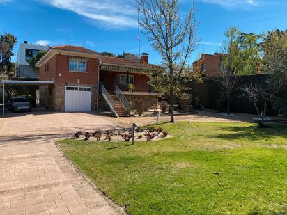 Vista exterior de Casa o xalet de lloguer en Boadilla del Monte amb Calefacció, Jardí privat i Terrassa