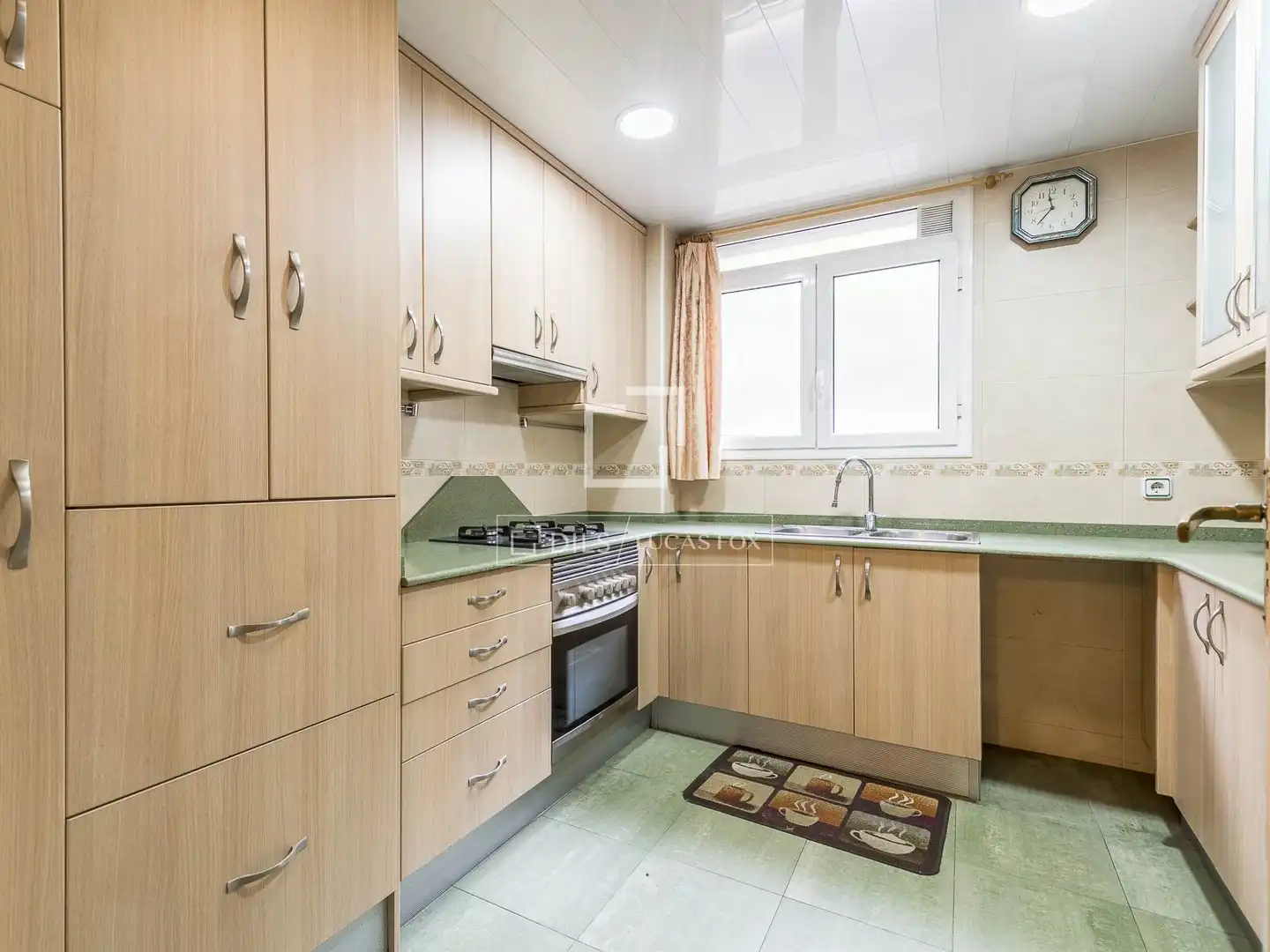 Küche von Wohnung zum Verkauf in Barcelona mit Klimaanlage, Privatgarten und Terrasse