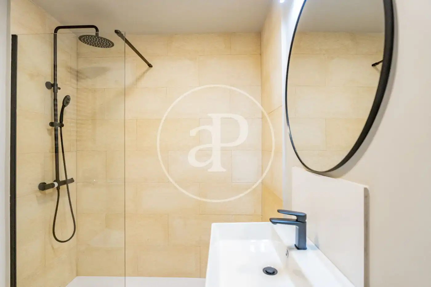 Bathroom of Flat for sale in Madrid  with Air Conditioner, Heating and Storage room