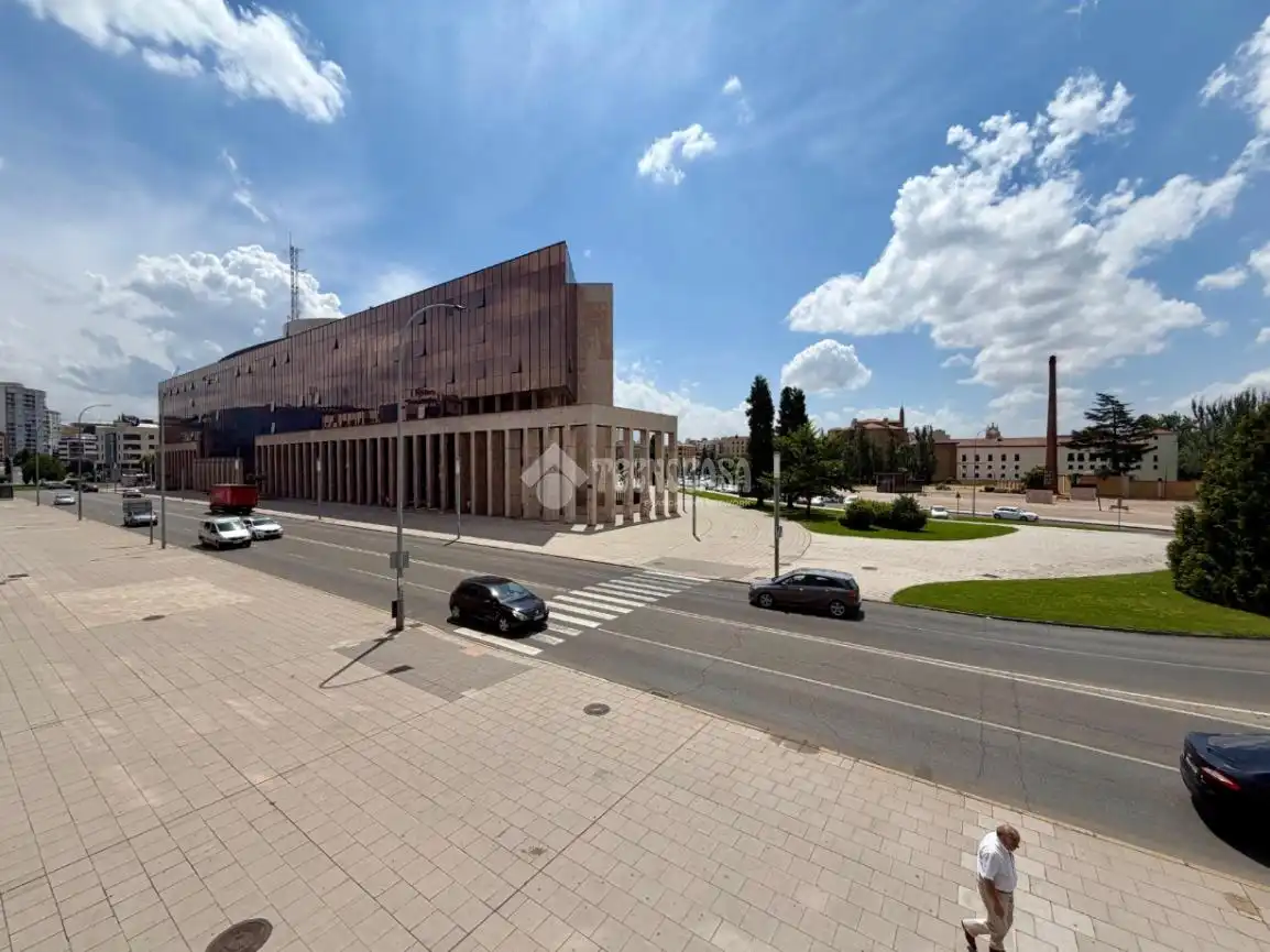Vista exterior de Piso en venta en León Capital  con Calefacción, Terraza y Trastero