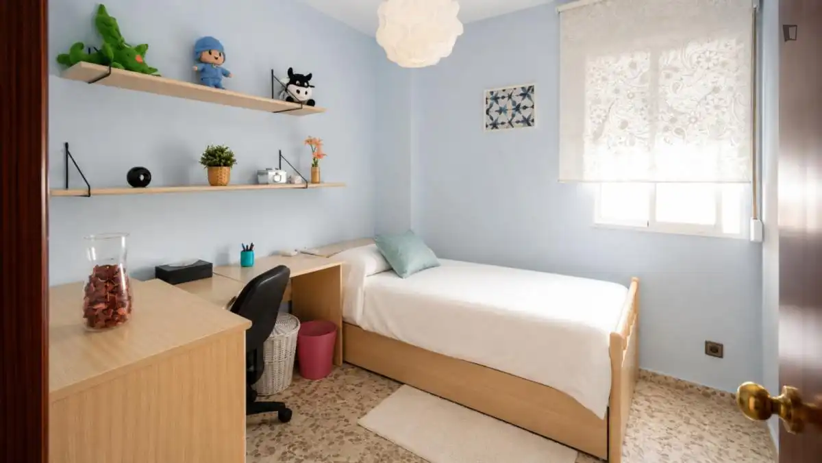 Dormitori de Apartament per a compartir en Sevilla amb Aire condicionat, Calefacció i Moblat