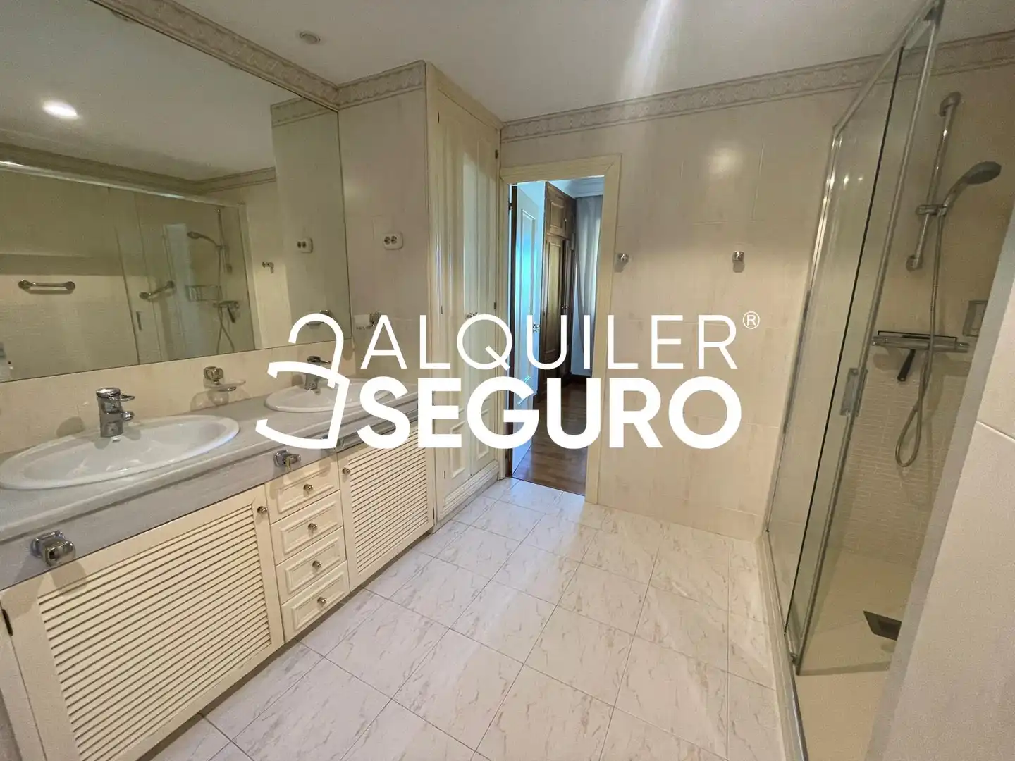 Bathroom of Flat for rent in Madrid  with Air Conditioner, Heating and Terrace