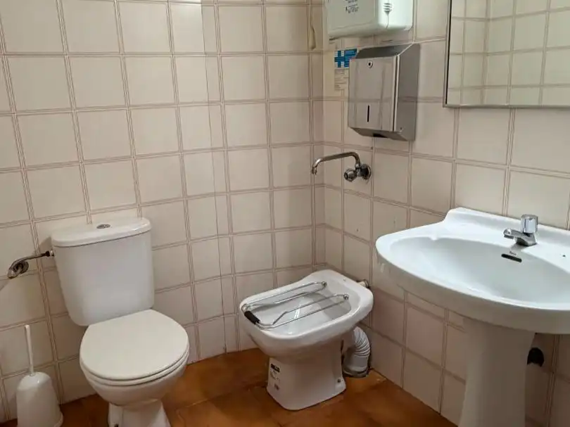 Baño de Local de alquiler en Vilanova de la Barca con Aire acondicionado, Calefacción y Amueblado