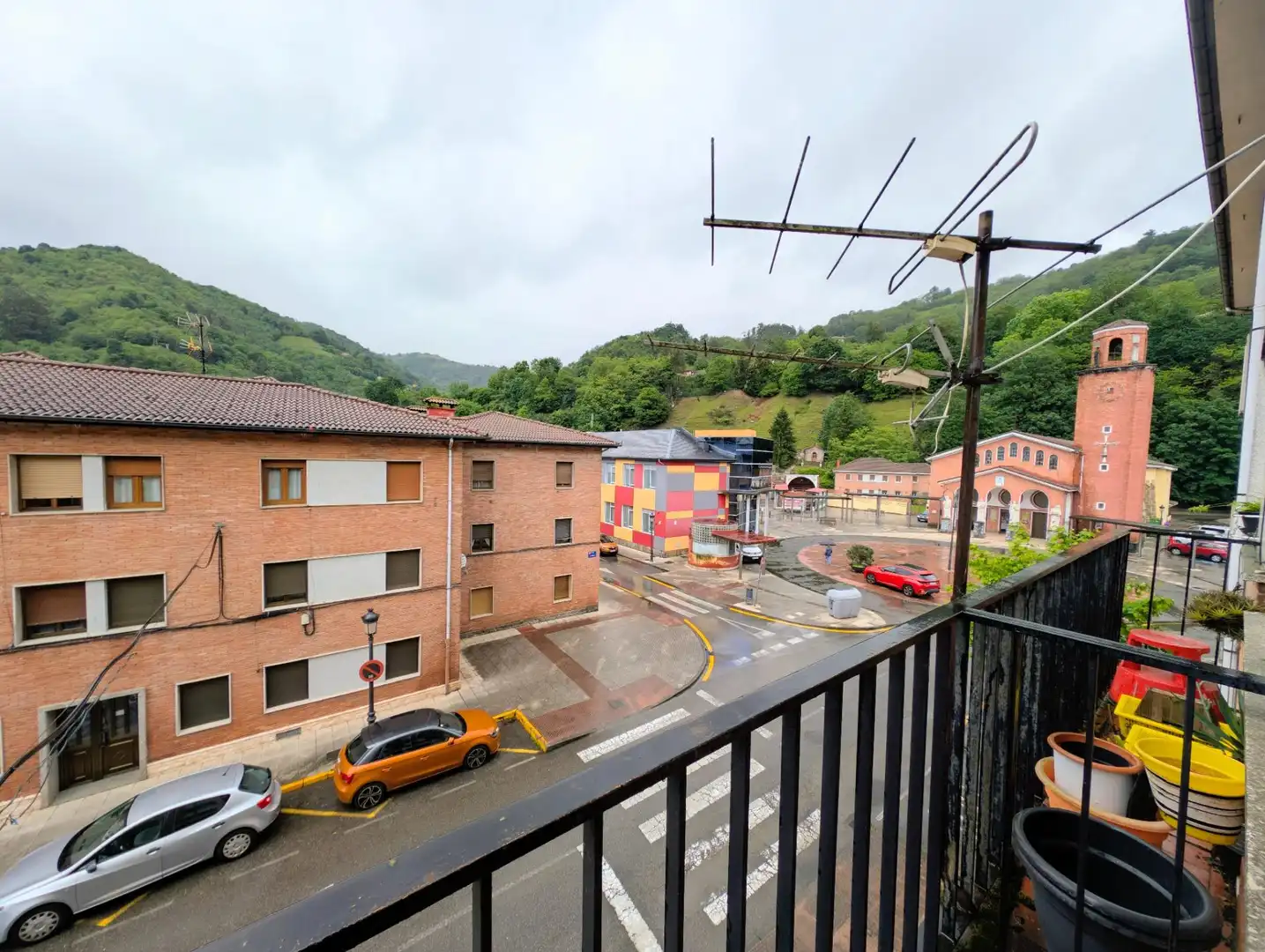 Vista exterior de Piso en venta en San Martín del Rey Aurelio con Calefacción, Trastero y Balcón