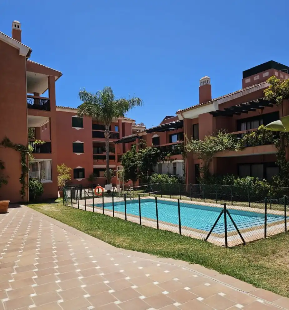 Außenansicht von Wohnungen zum Verkauf in Marbella mit Klimaanlage, Heizung und Privatgarten