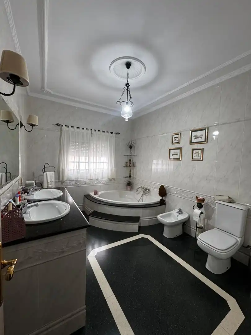 Baño de Casa o chalet en venta en Dos Hermanas con Aire acondicionado, Terraza y Trastero