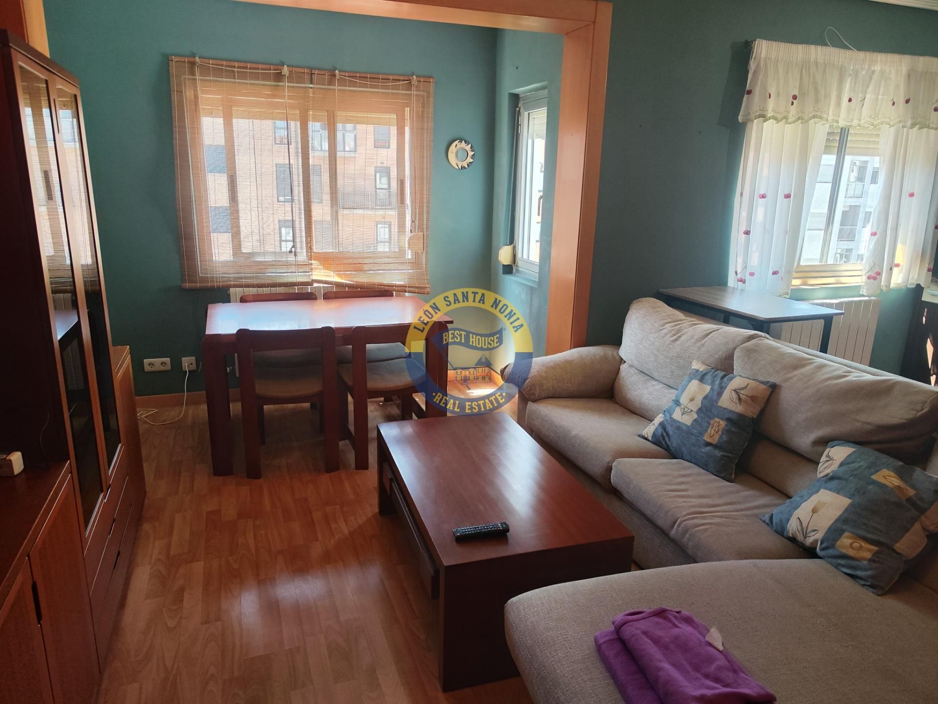 Sala d'estar de Apartament en venda en León Capital  amb Calefacció i Traster