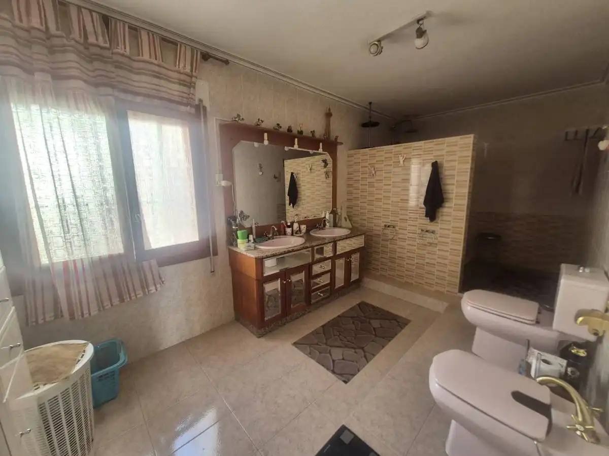 Bany de Casa o xalet de lloguer en Crevillent amb Calefacció, Terrassa i Piscina