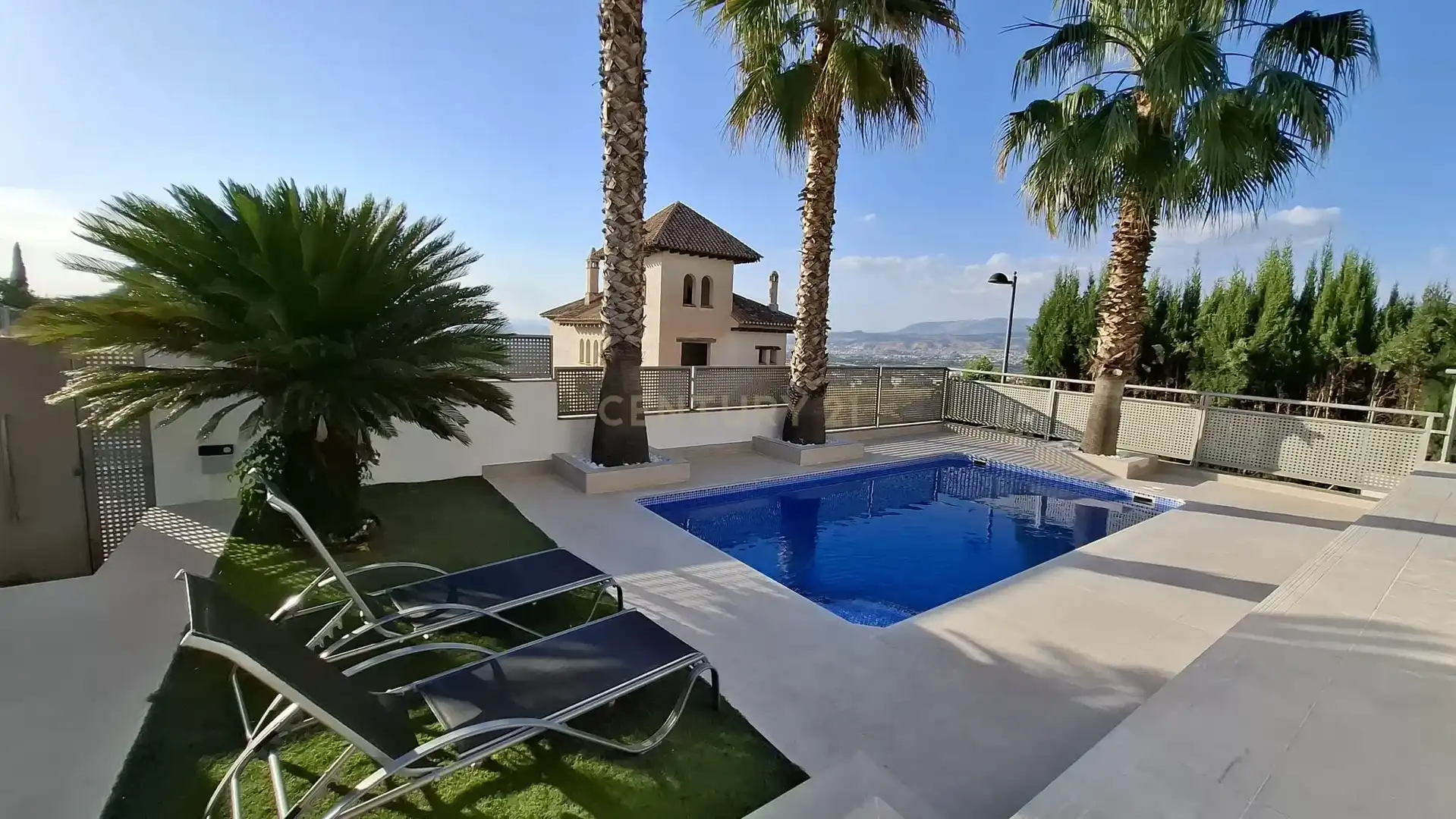 Piscina de Casa o xalet en venda en La Zubia amb Aire condicionat, Jardí privat i Traster