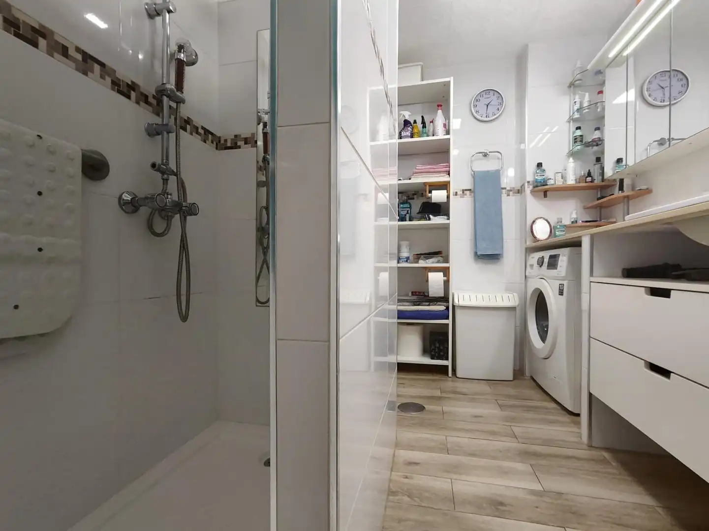 Badezimmer von Wohnung zum Verkauf in Torremolinos mit Klimaanlage, Privatgarten und Terrasse