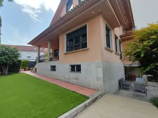 Vista exterior de Casa o xalet en venda en Vigo  amb Calefacció, Jardí privat i Parquet