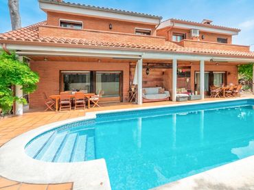 Casa amb piscina en venda a Montmar