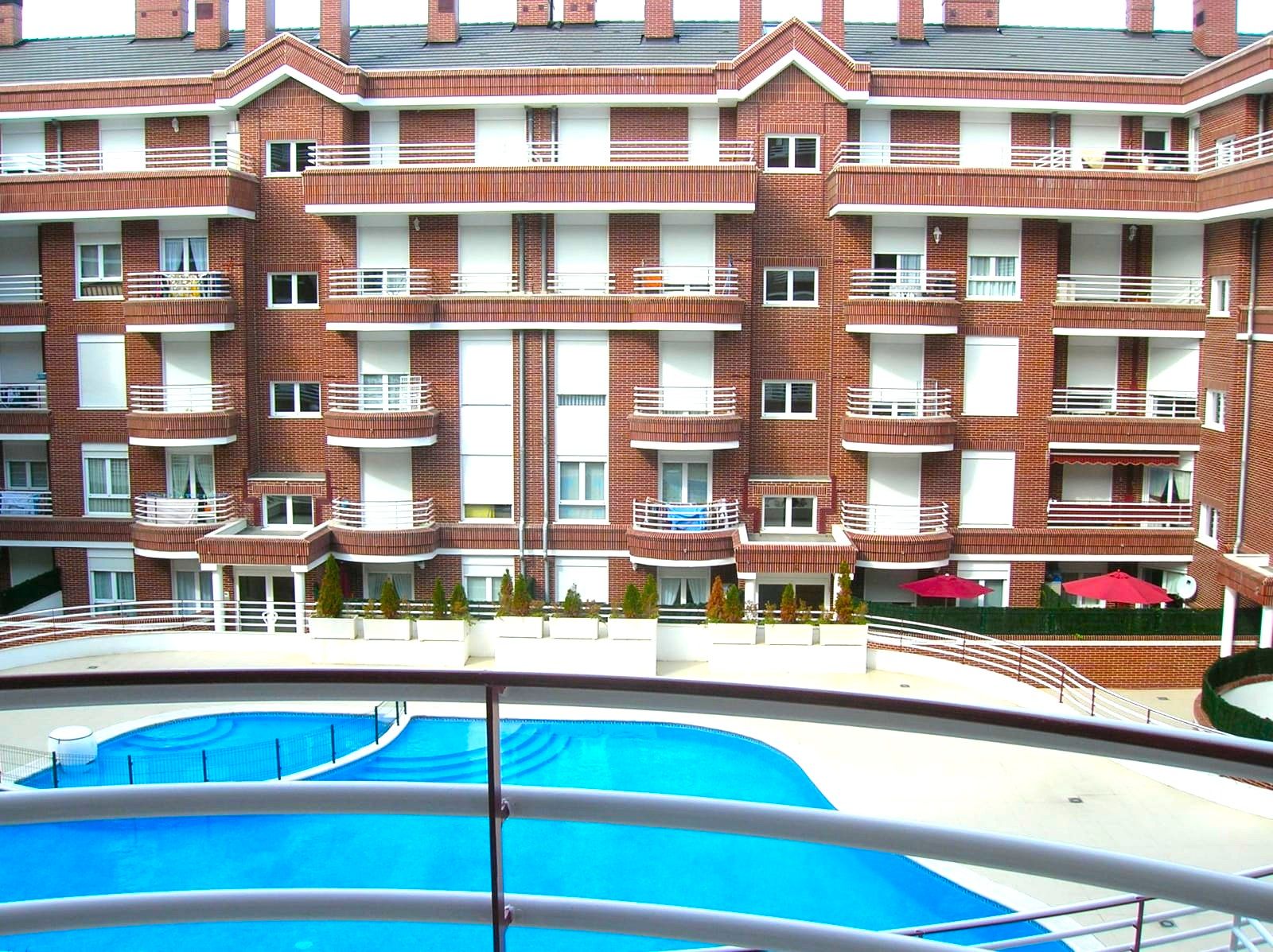 Piscina de Pis en venda en Castro-Urdiales amb Calefacció, Parquet i Terrassa