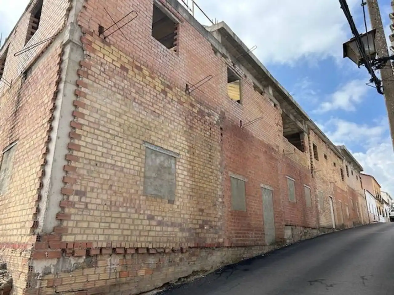 Vista exterior de Edifici en venda en Aznalcóllar