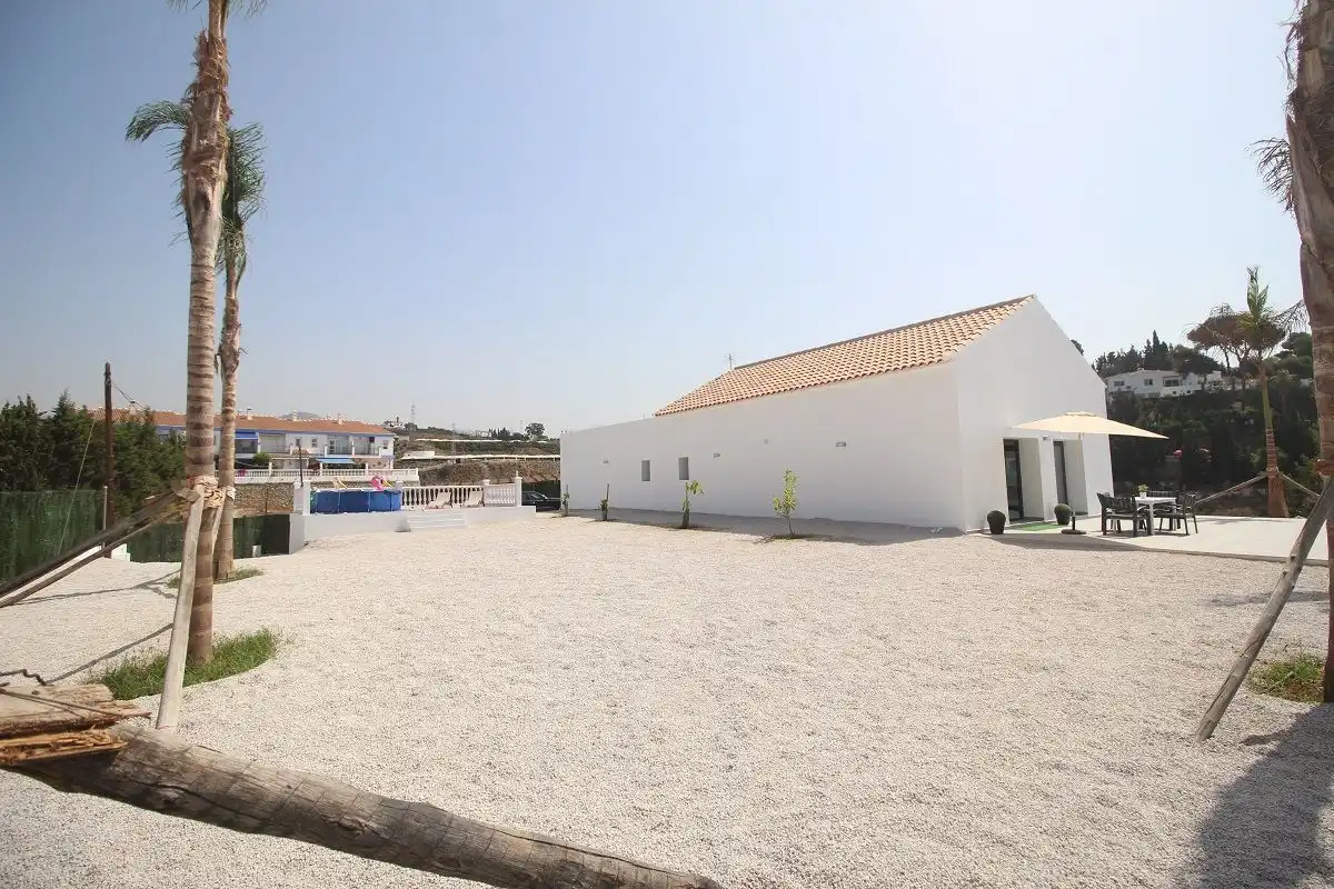 Vista exterior de Casa o xalet de lloguer en Vélez-Málaga amb Aire condicionat, Calefacció i Jardí privat
