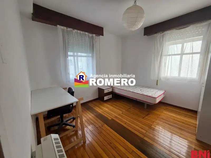 Schlafzimmer von Wohnung zum Verkauf in Santiago de Compostela  mit Möbliert